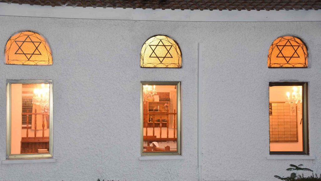 בתי כנסת בבניה קלה